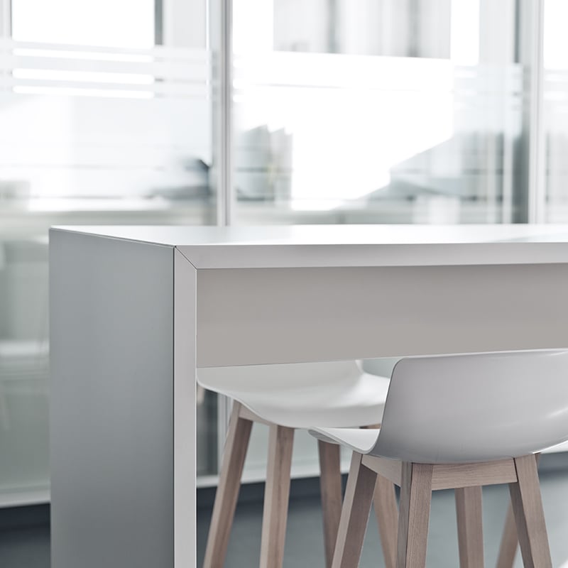 The bridge elements are connected to each other with mitred joints.