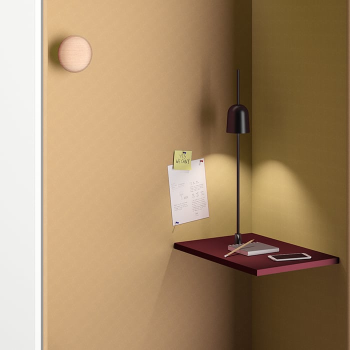 In der Telefonzelle ist die Tischplatte in Stehhöhe montiert. Der Kleiderhaken ist optional.