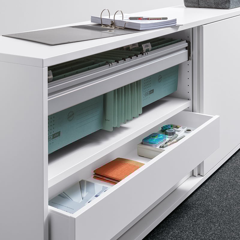 Das elegante, weiße Schubladensystem bietet einen hohen Bewegungskomfort.