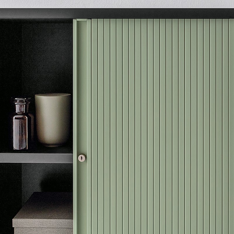 Die flächenbündige Griffleiste in Fronthöhe ist farbgleich mit der Jalousie.