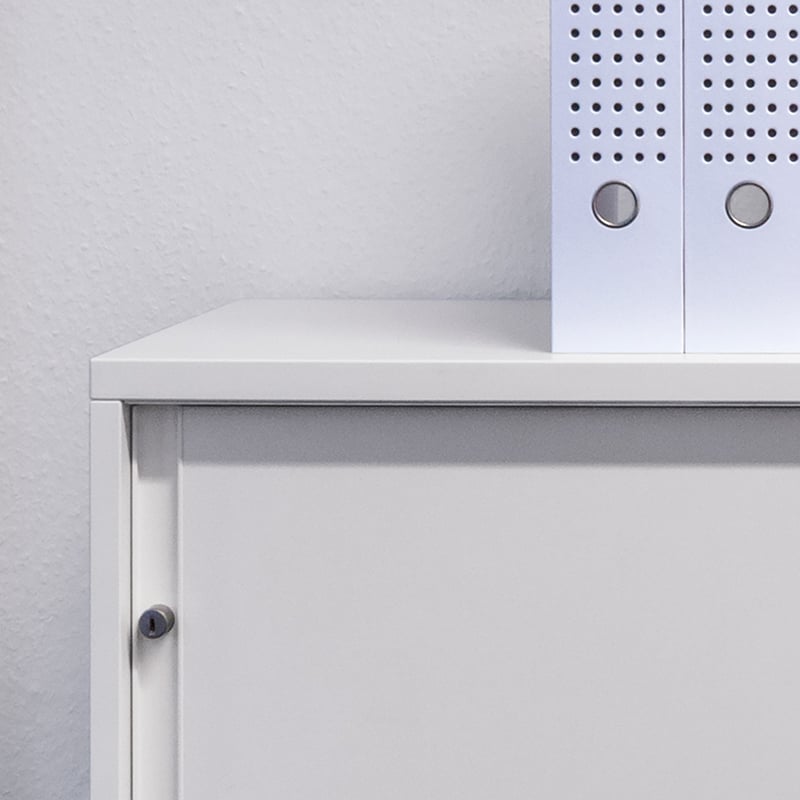 Das durchgehende Griffprofil gibt dem Schiebetürenschrank das geradlinige Aussehen.