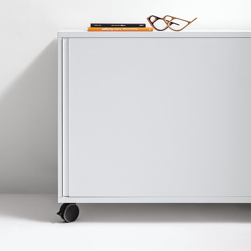 Castor, black or white, height 9.4 cm