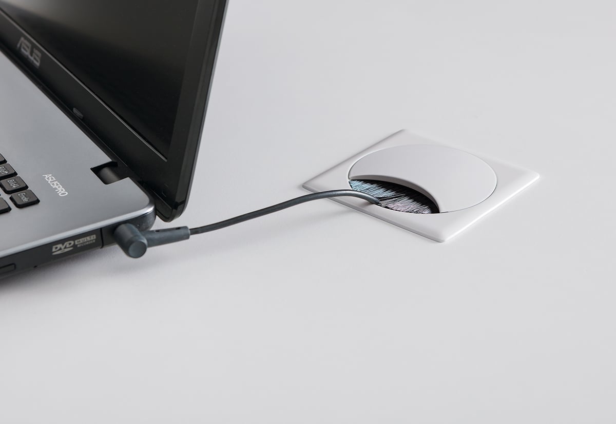 Wahlweise sind Kabeldurchlässe rechts, links oder beidseitig in der Tischplatte integrierbar.