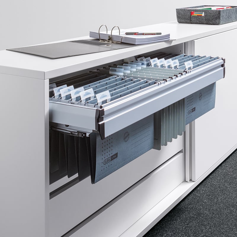 Optional können Hängerahmenauszüge im Korpus montiert werden.