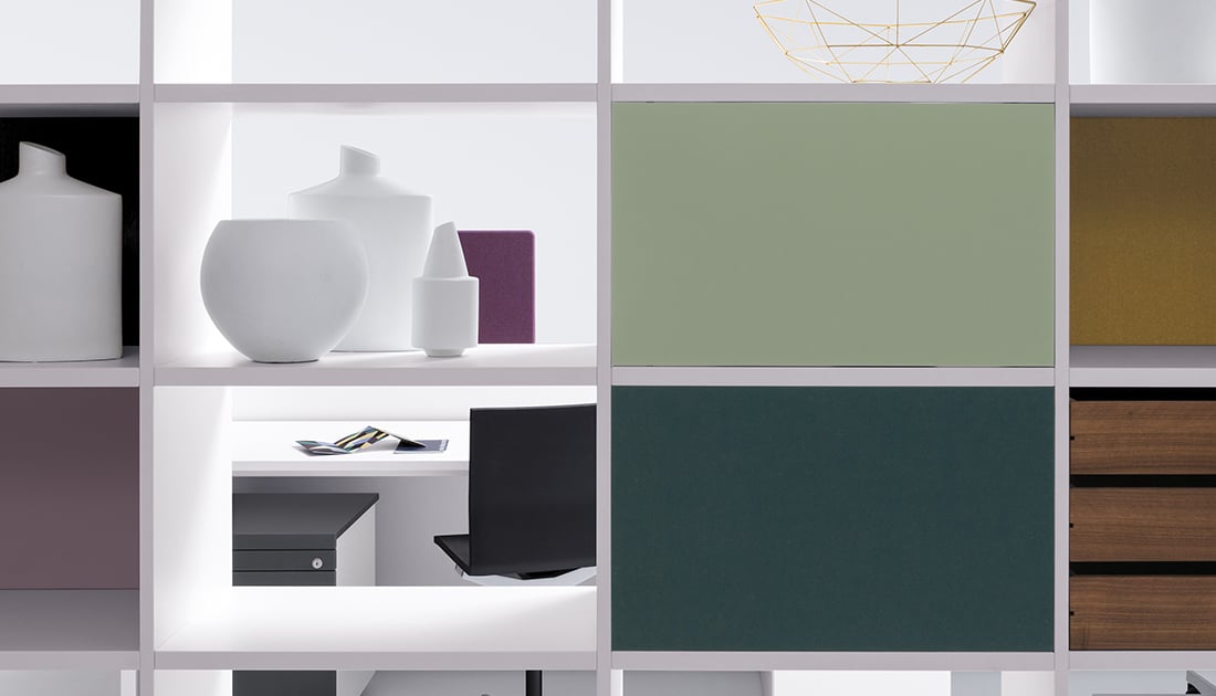 The "back panel" element is available with decor, veneer, paint or fabric, as standard.