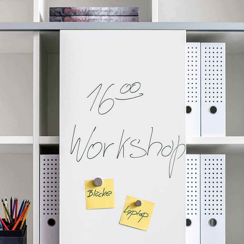 Schiebetüren in  Whiteboardmaterial sind beschreibar und magnetisch.
