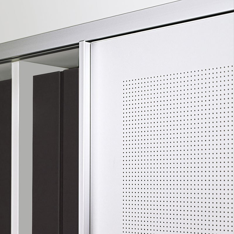 Akustisch wirksam werden großformatige Schiebetüren durch ein Akustikmaterial mit Mikrolochung.