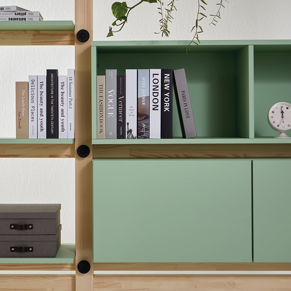 The crossbars are clamped to the wooden supports without tools and fixed in place with a knurled thumb screw.