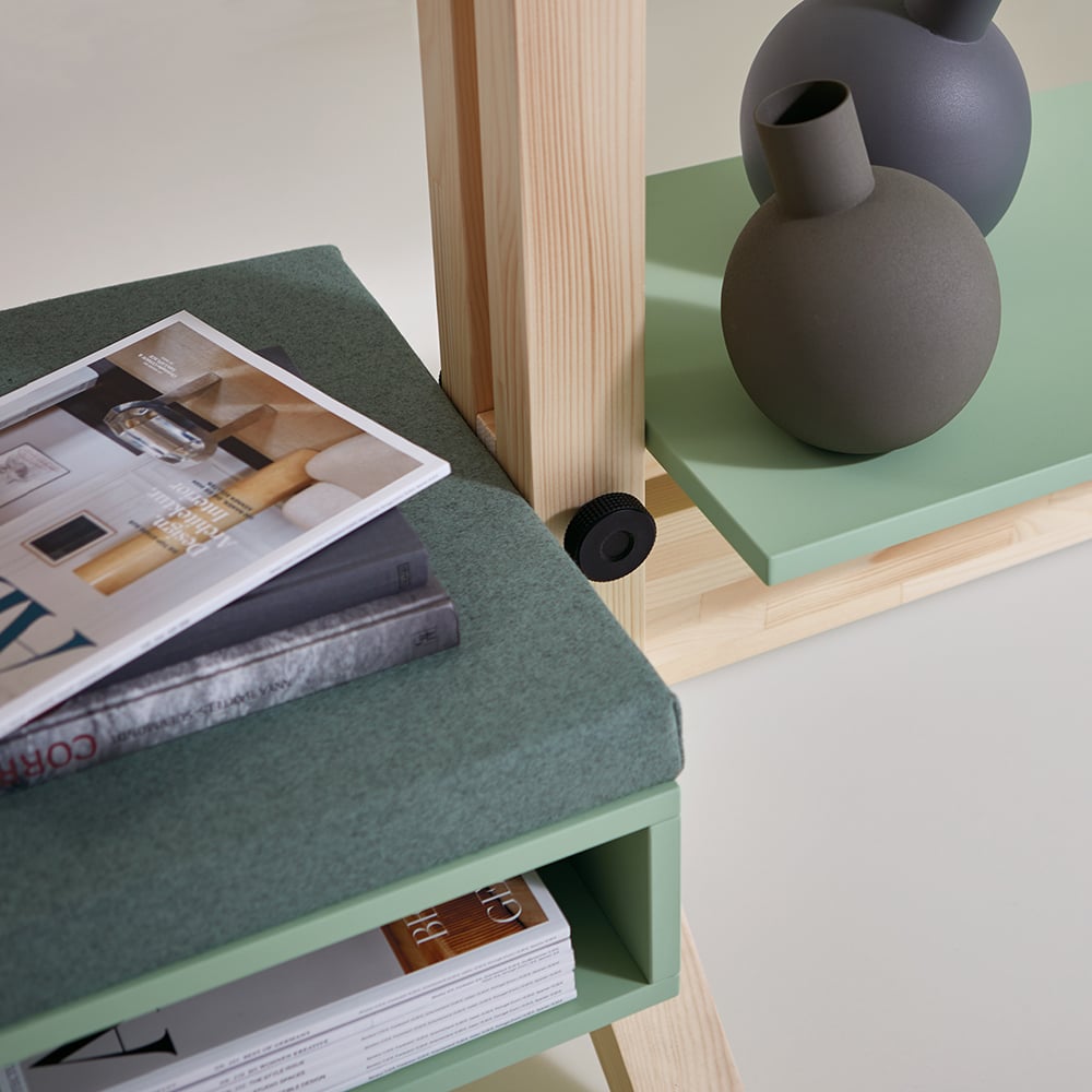 Die Einbauelemente werden auf den Querzargen aufgelegt und fixiert.