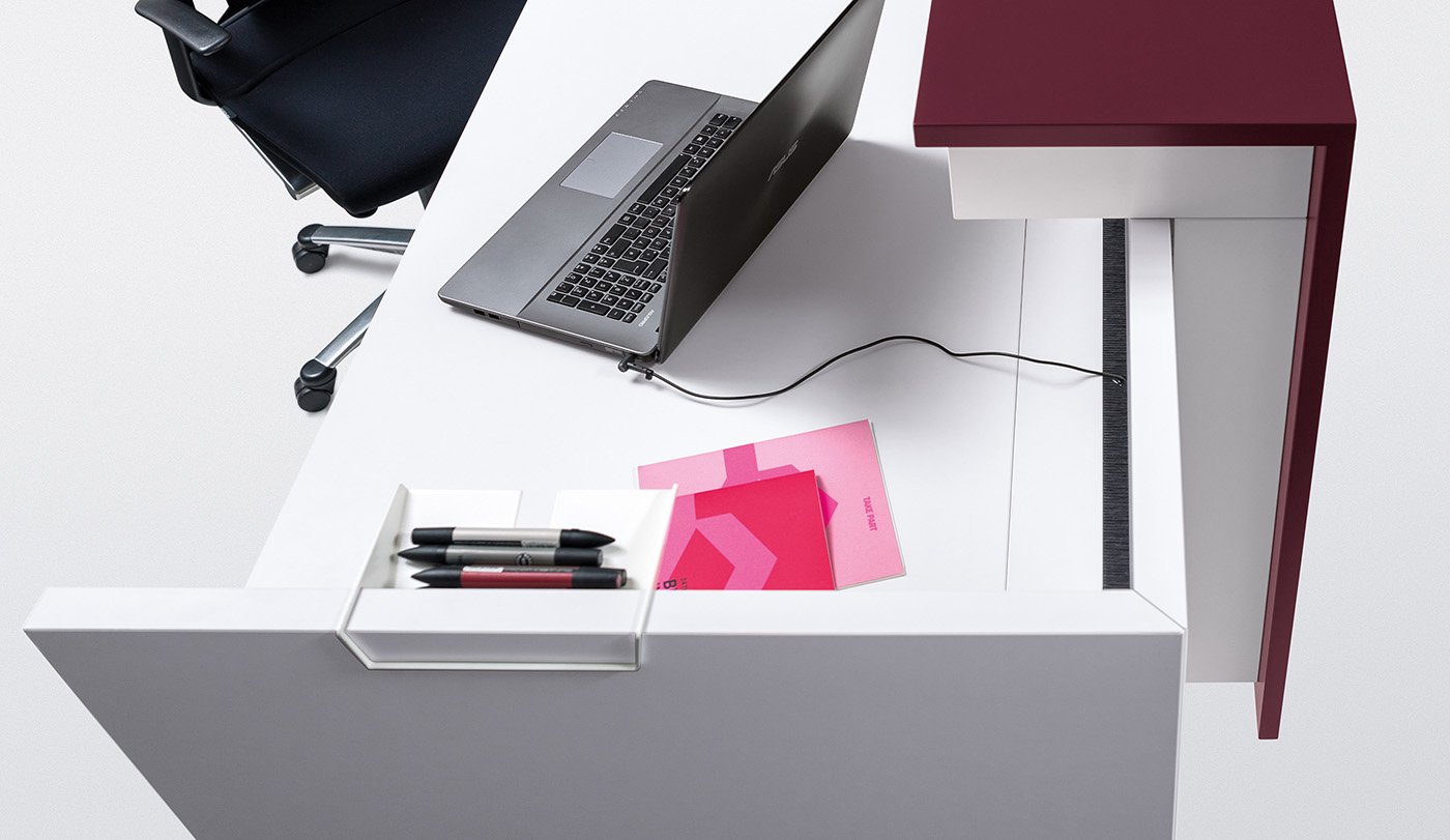 The cables are fed through an integrated brush profile to the worktop.