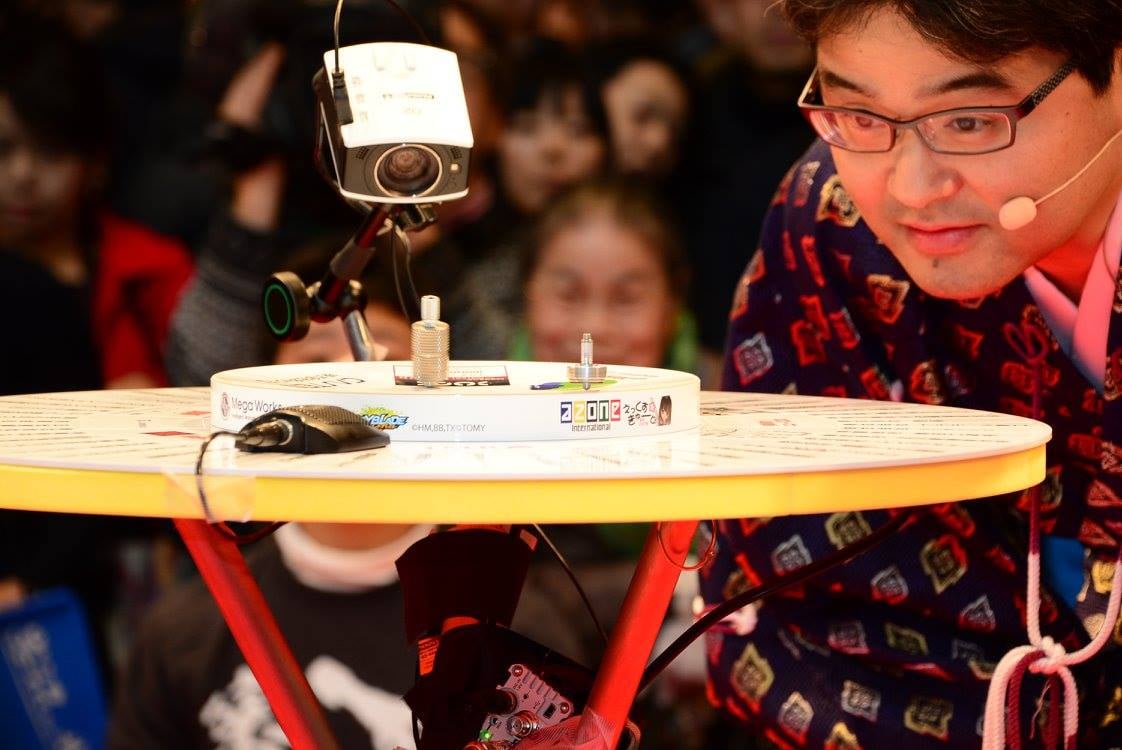 静止画ですと平和なコマ大戦に見えます。