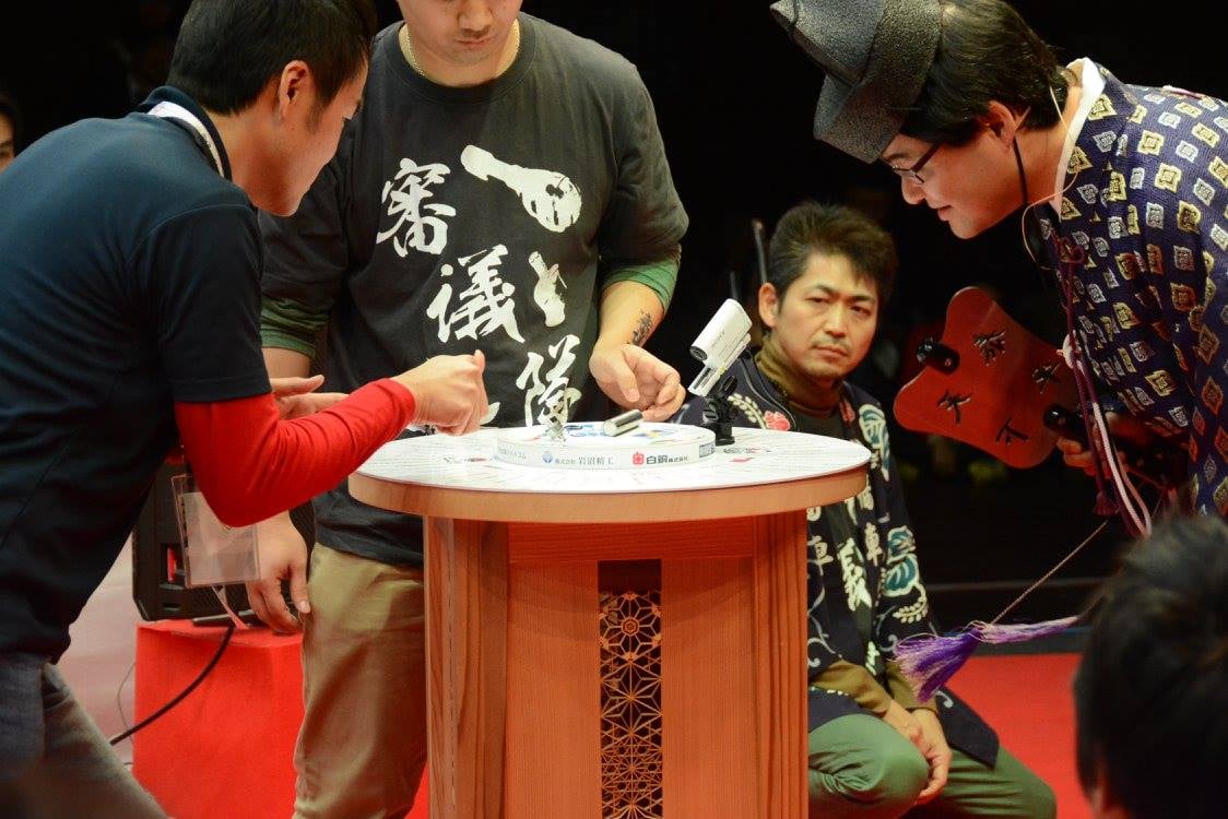 対戦チームは自分のコマを捨て身で当てに行くしか勝つ方法は無い。