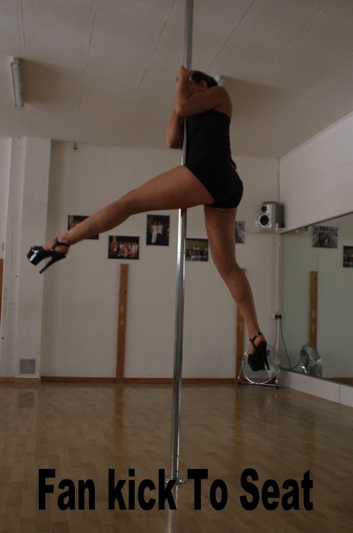 Fan kick vers seat / cartwheel spin vers seat