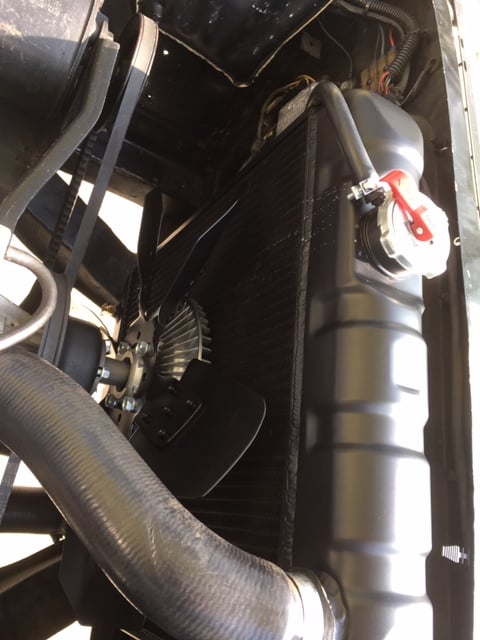 Ford Mustang, Kühler ersetzen und 6 Blatt Lüfterflügel mit Viscokupplung montiert. Oltdimter Garage D. Bauhofer, Teufenthal