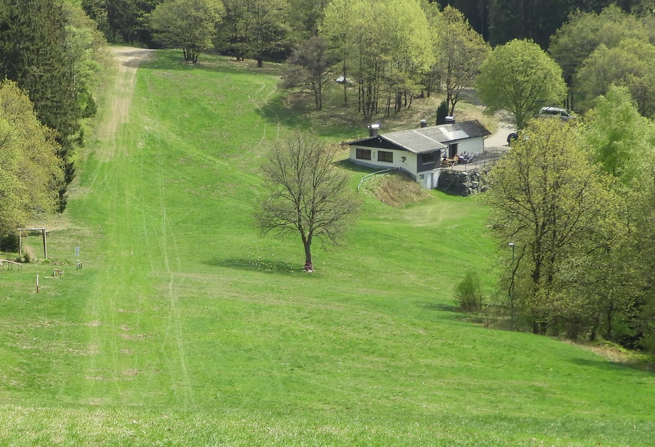 die Skihütte von der Piste gesehen