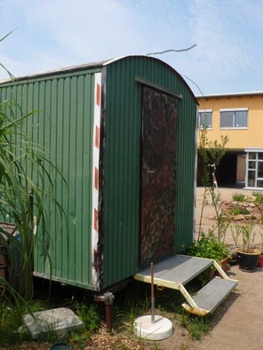 Bauwagen mit Insektenhotel