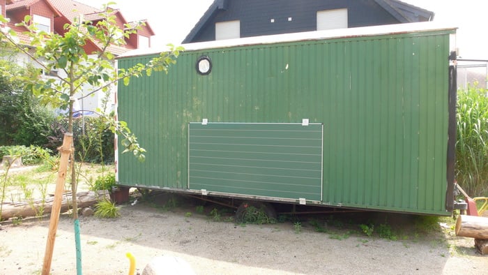 Bauwagen mit Insektenhotel