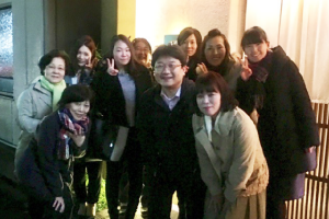 忘年会にてスタッフと共に