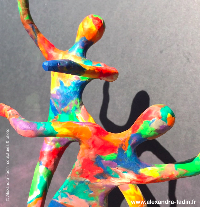 Duo de sculptures multicolores