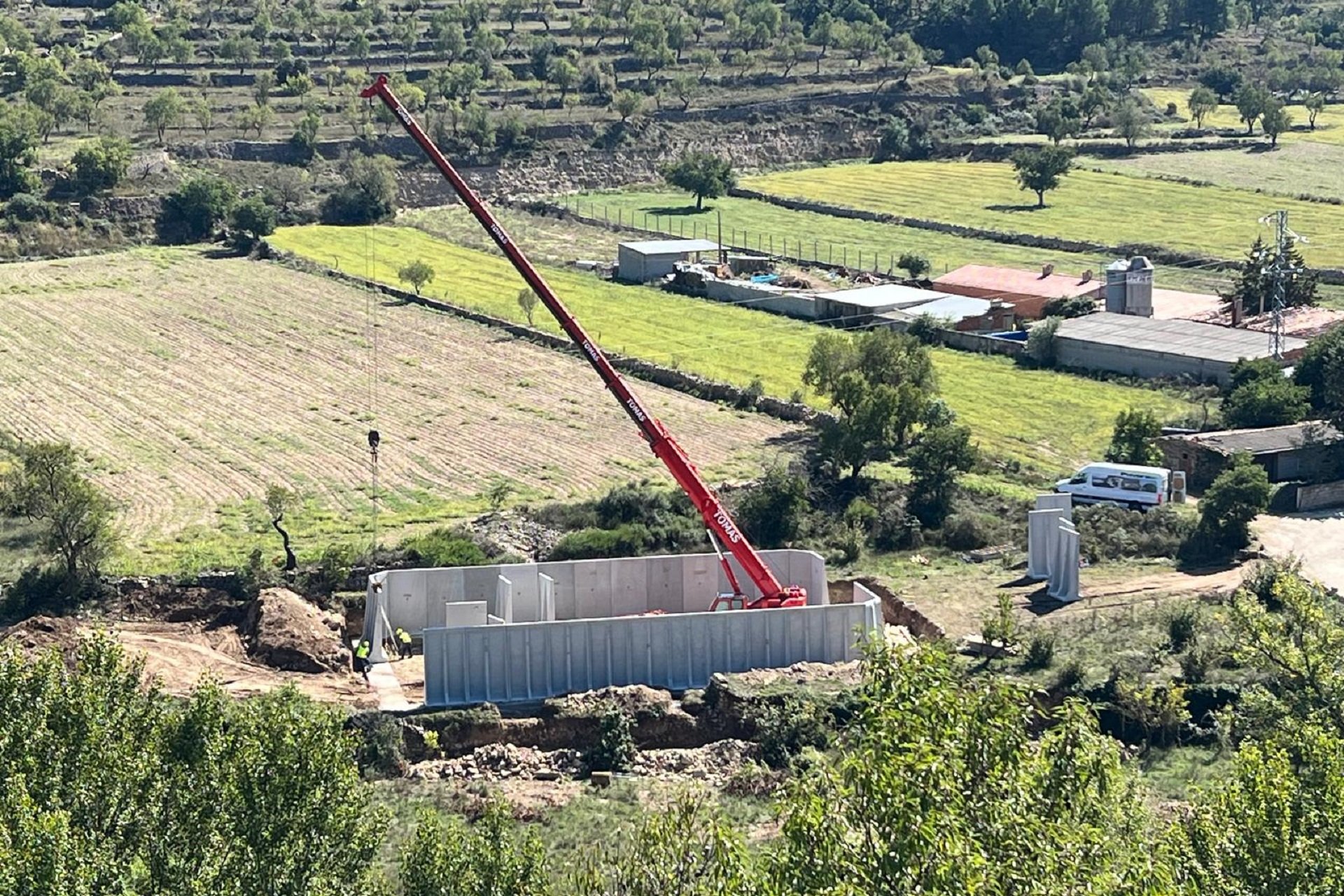 Instalación módulos prefabricados de hormigón en el nuevo depósito ganadero de Forcall