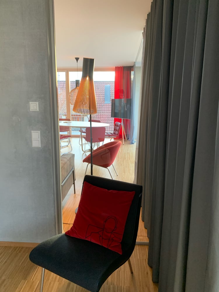 Durchblick von Masterbedroom in Wohnbereich