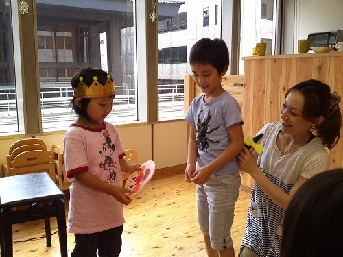 お誕生カードをわたして、おめでとう！