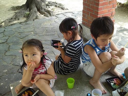 泳いだ後は公園でランチ