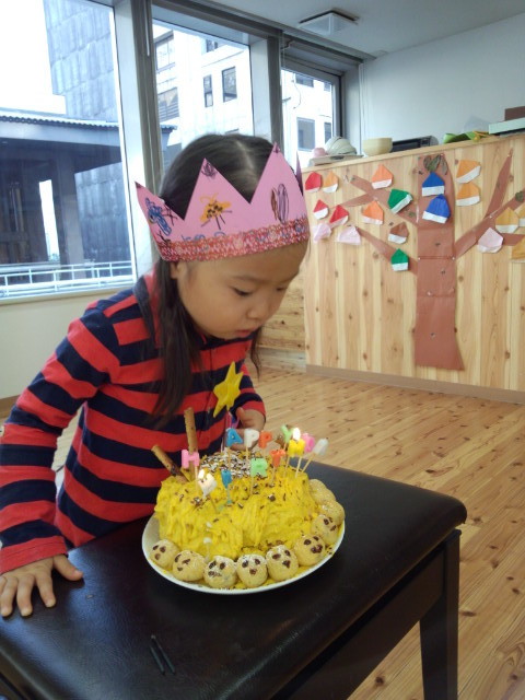 １０月のお誕生会はおやつの時に。ケーキはかぼちゃのモンブラン風で～す（＾＿＾）