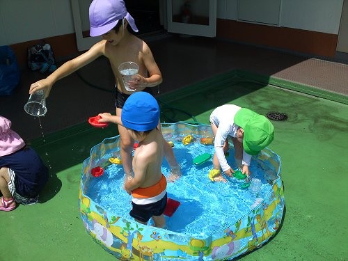 屋上で水遊び中