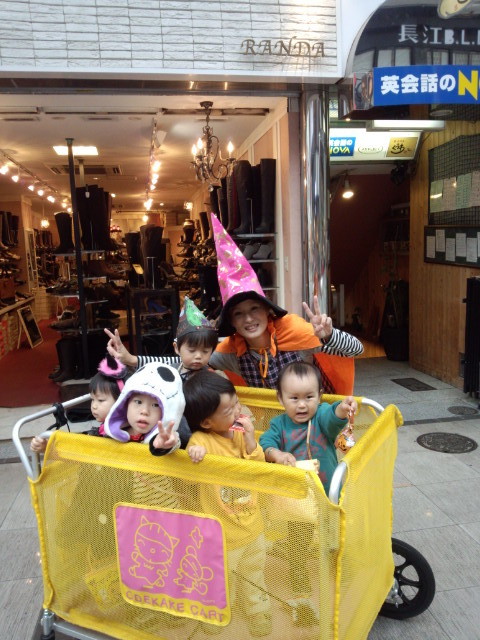 メガネは長江さんの店の前で