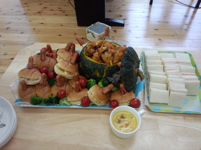 ハロウィンランチ　おばけサンドにタンドリーチキン、マカロニのフレンチ和え、かぼちゃシチュー