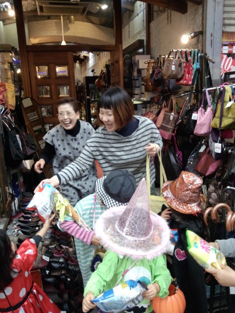 旭日屋さんではおおきなおかしをもらってびっくり！