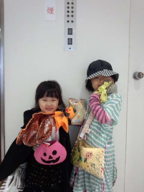 おませなポーズで