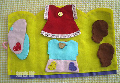 着せ替えごっこで遊びながらボタンを習得するおもちゃ