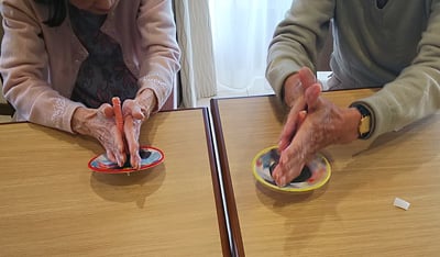 作って遊ぶ布模様の大きな独楽