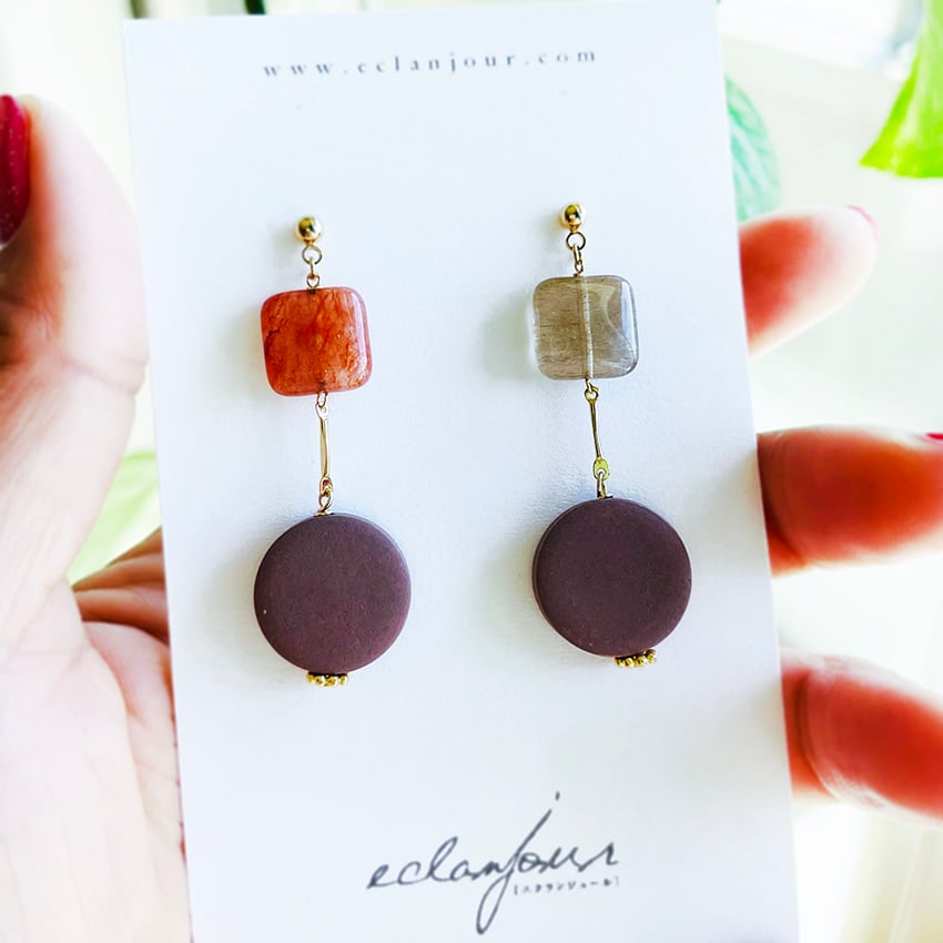 ベージュコーデにぴったりなルチルクオーツとウッドビーズのピアスです。