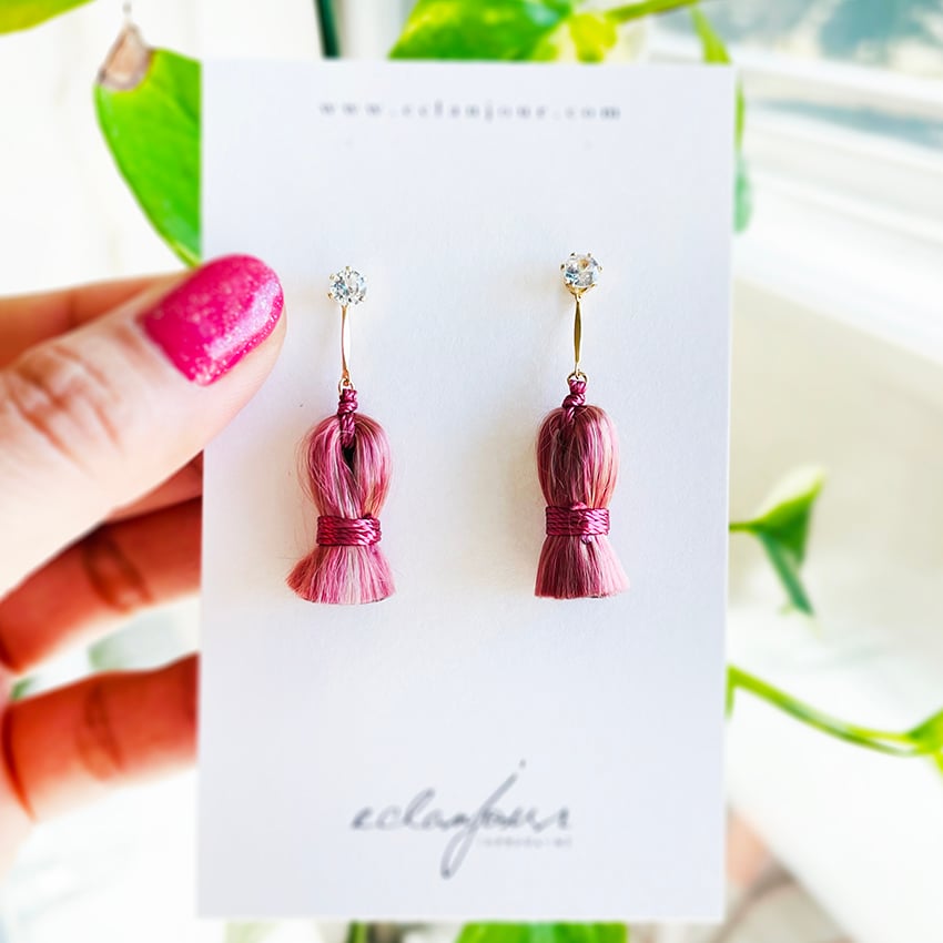 ツヤ感のあるピンクタッセルのピアスはガラスダイヤの入った2wayピアスです。