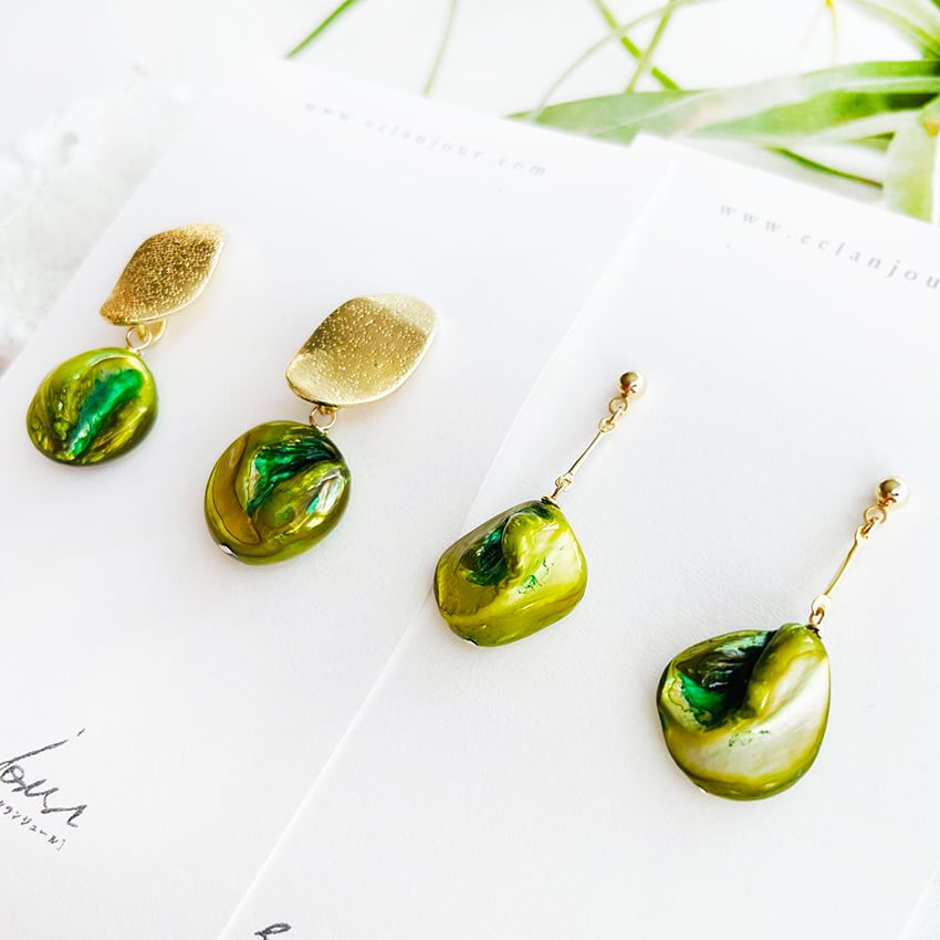 鮮やかなグリーンのバロックパールのピアス