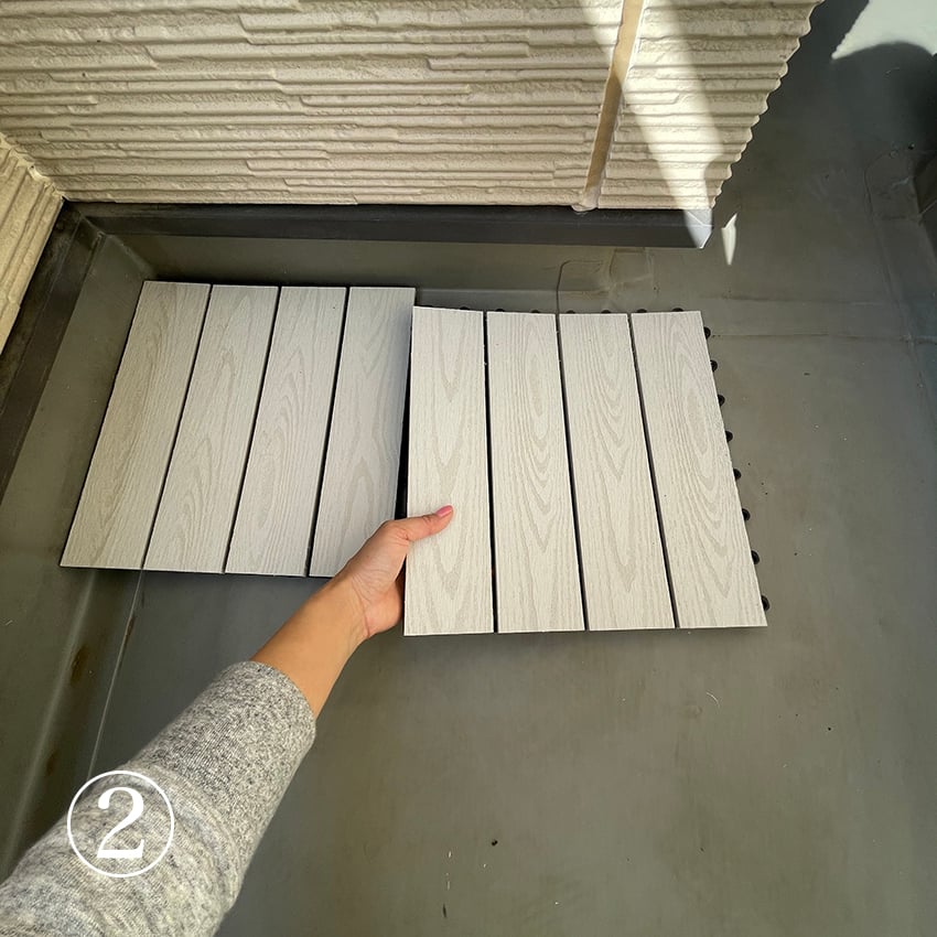 ブログに前に書きましたが、楽天で購入した30×30cmのウッドタイルを敷き詰めていきます。