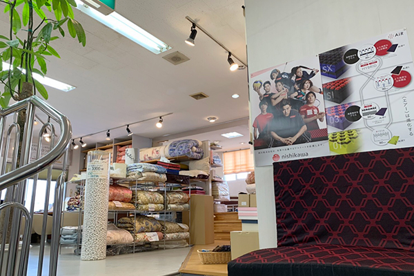 二階に上る階段にあるエアーSXの展示