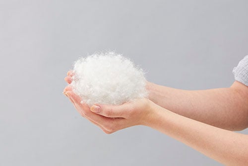 羽毛ふとんの温かさの秘密イメージ画像　羽毛を両手に載せている写真