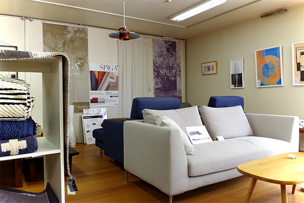 グレイのおしゃれなソファ