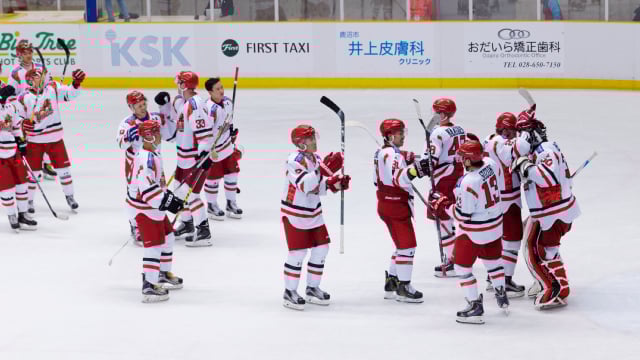 アイスバックス vs チャイナドラゴン: 勝利を喜ぶチャイナドラゴン