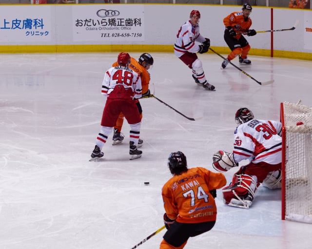 アイスバックス vs チャイナドラゴン: 河合選手ゴールならず