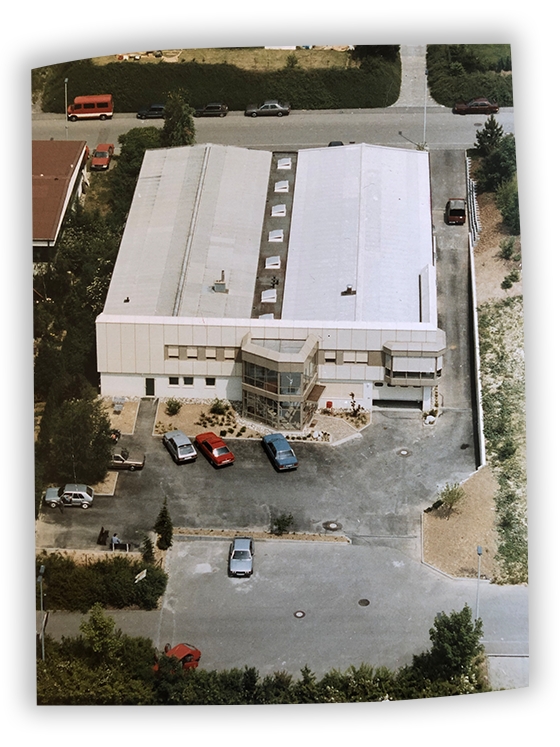 Luftaufnahme des ersten eigenen Firmengebäudes (80er Jahre)