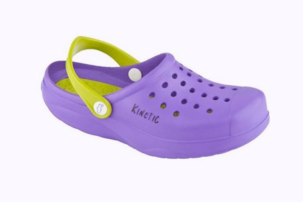 Zueco 100% hecho en España, antideslizantes, reducen la fatiga muscular hasta en un 60%. 95gr. en cada pie. Con plantillas coolmax, eva, o piel.