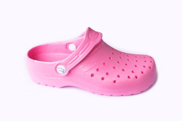 Zueco 100% hecho en España, antideslizantes, reducen la fatiga muscular hasta en un 60%. 95gr. en cada pie. Con plantillas coolmax, eva, o piel.