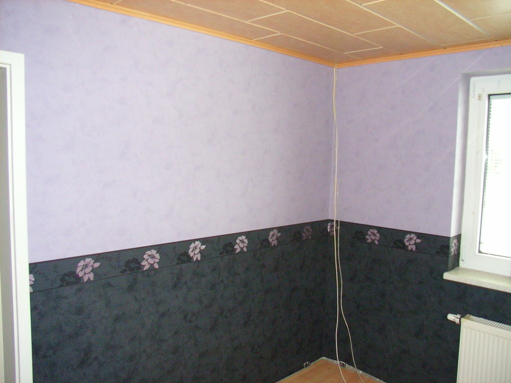 Mustertapete mit Borde inm Sockelbereich