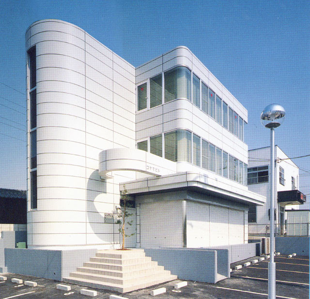 鉄骨造3階建て　/　延べ床面積：198.69㎡