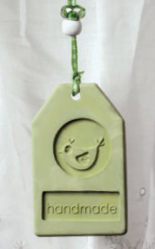 Anhänger aus eingefäbtem Raysin Beispiels Bild von Rayher